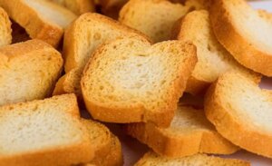Fette biscottate a colazione: fanno bene o male? Ecco la verità